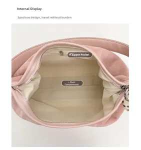 Vista interna della borsa rosa che mostra il vano principale e la tasca con zip