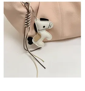 Detailansicht eines Comic-Pferdeanhängers aus Leder mit Kontrastnähten an einer Handtasche