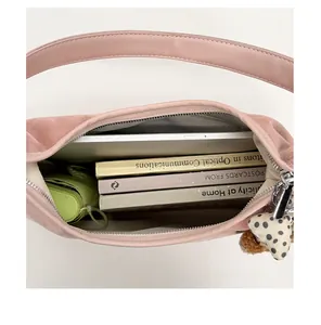 Vista interna della borsa hobo rosa in camoscio con spazio per tablet, libri e ombrello