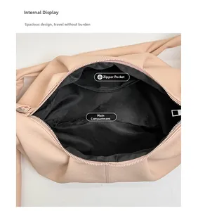 Draufsicht auf das Tascheninnere mit schwarzem Innenfutter und sicherem Reißverschlussfach