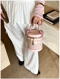 Secchiello in pizzo rosa con manico in foulard e lucchetto in metallo indossato