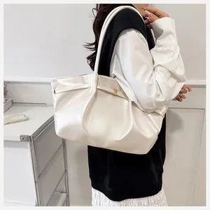 Gros plan du sac seau blanc crème avec des plis élégants et une boucle dorée chic