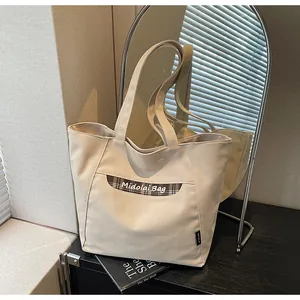 Dettaglio della borsa tote in tela con tasca a quadri classica e logo MidolaiBag