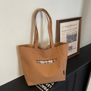 Borsa tote minimalista in tela marrone con striscia a scacchi e logo Midolai