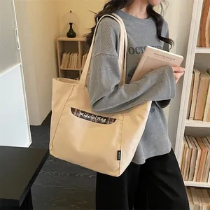 Borsa tote in tela beige con finiture a quadri marroni per il pendolarismo quotidiano