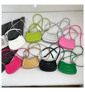 Detaillierte Draufsicht auf Mini-Halbmond-Handtaschen in acht Farben mit Kettenriemen