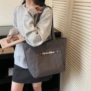 Borsa tote minimalista in tela grigio scuro con dettagli a quadri e ampia tracolla per ufficio