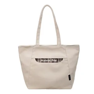 Borsa tote in tela crema con tasca a quadri marroni ed elegante ricamo bianco