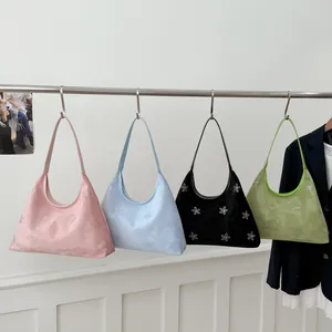 Borse a spalla a mezzaluna in quattro colori con decoro floreale di strass e tracolla sottile