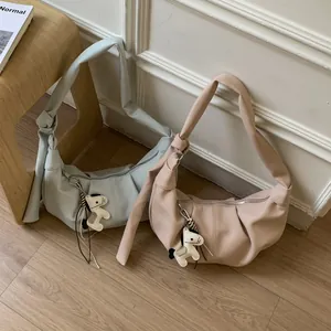 Detailansicht der Halbmond-Schultertataschen mit Plissee-Leder und Pferdeanhängern
