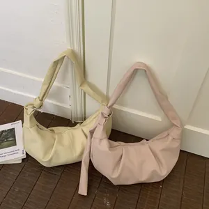 Detailansicht des geknoteten Griffs und der Faltenstruktur dieser weichen Halbmondtaschen
