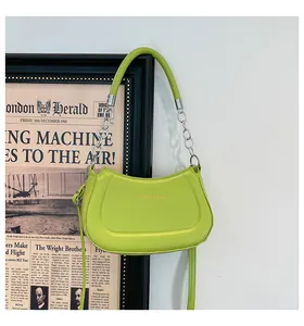 Detail der neongrünen Satteltasche mit Silberkette und Fashion & Bags Schriftzug