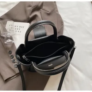 Draufsicht der schwarzen Leder-Beuteltasche mit Innenfach mit Reißverschluss und Trägern