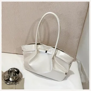 Gros plan du sac seau blanc perlé avec des plis élégants et des poignées fines