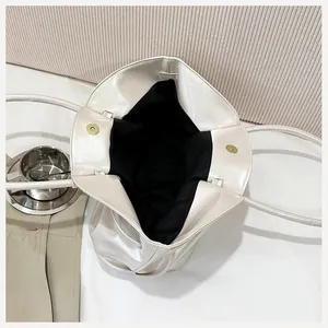 Vue de dessus du sac seau blanc montrant le fermoir magnétique et l'intérieur spacieux