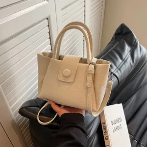 Elegante cremeweiße Leder-Eimertasche mit Lychee-Struktur, Griff und Umhängeriemen