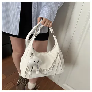 Bolso hobo blanco con cadena plateada, dijes de perlas y colgante de nube de peluche