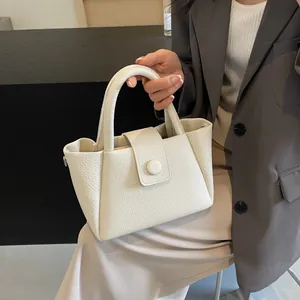 Minimalistische cremeweiße Beuteltasche aus genarbtem Leder mit Tragegriff und Klappe