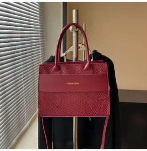 Dettaglio borsa bordeaux texture coccodrillo con scritte dorate Fashion & Bags