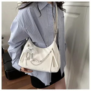 Bolso bandolera blanco con cadena de perlas elegante y charm de nube de peluche