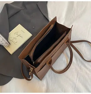 Dettaglio borsa tote marrone con scomparto interno con cerniera e trama tessuta laterale