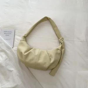 Nahaufnahme der cremefarbenen Crescent Hobo-Tasche mit Faltenleder und Knotenschultergurt