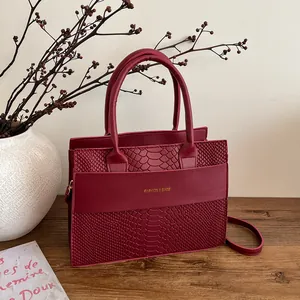 Elegante borsa a mano bordeaux con trama a coccodrillo e tracolla per donna alla moda