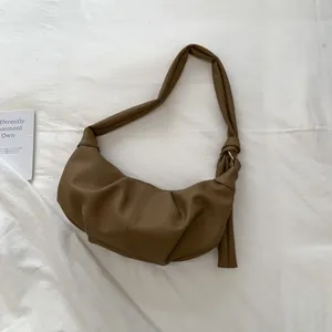 Detailansicht der karamellfarbenen Halbmond-Tasche mit Falten und Knotenschultergurt