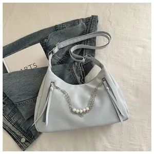 Bolso azul claro de cuero PU con cadenas plateadas y elegantes perlas blancas