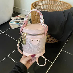 Borsa a secchiello in pizzo rosa con manico in seta e dettagli dorati da donna a tracolla