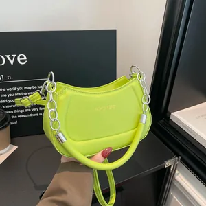 Neongrüne Halbmond-Handtasche mit silberner Kette und modischer Prägeschrift