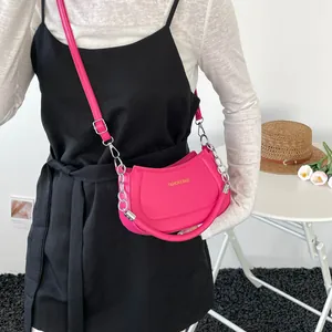 Minimalistische rosa Halbmond-Umhängetasche mit Silberkette und schmalem Schultergurt
