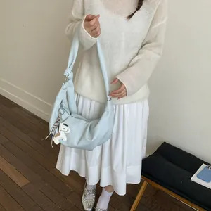 Minimalistische hellblaue Crescent Hobo Bag mit Faltenoptik und stilvollem Knotengurt