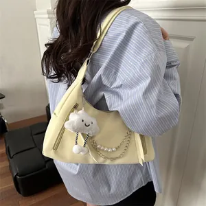 Elegante bolso de axila amarillo con perlas y colgante de nube para mujer