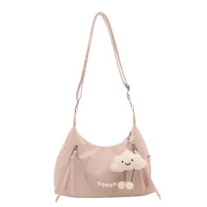 Bolso de hombro rosa de nailon con cadena de perlas y colgante de nube de felpa