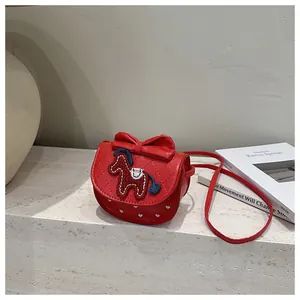 Detail van de rode gewatteerde crossbodytas met strik en geborduurd pony-motief