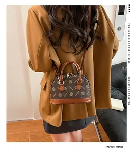 Rückansicht eines Modells mit einer Vintage-Muschel-Umhängetasche mit Monogramm-Muster