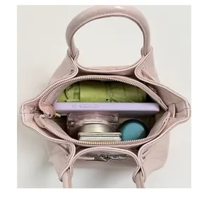Interno della borsa a secchiello rosa con spazio per ombrello, cellulare e trucchi