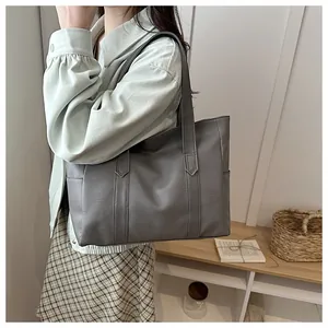 Detailansicht der grauen Tote Bag aus Kunstleder mit Schultergurt und großer Seitentasche