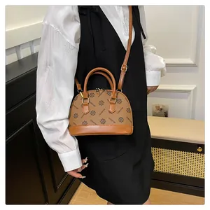 Klassische Monogramm-Muscheltasche mit goldenen Beschlägen und verstellbarem Schultergurt