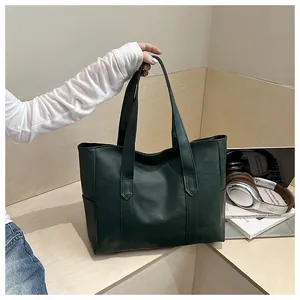 Detailansicht der dunkelgrünen Shopper-Tasche aus genarbtem Leder mit Seitenfach