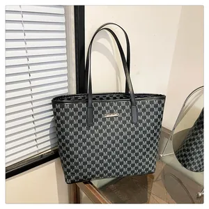 Detailed view of the jacquard fabric tote with M patterns and golden JINGPIN logo