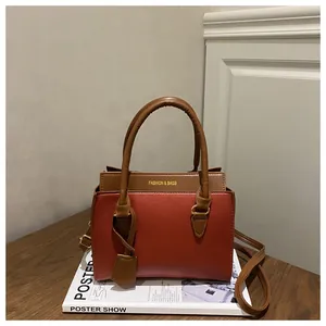 Détail de la couture contrastée et du lettrage FASHION & BAGS sur le sac orange