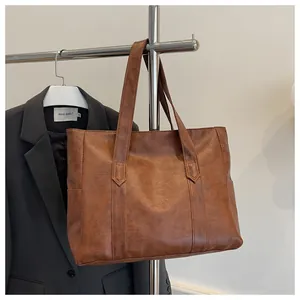 Detailaufnahme brauner Vintage-Shopper mit Blazer für einen professionellen Business-Look