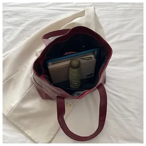 Innenansicht der dunkelroten Tragetasche mit großem Platz für Laptop und Zubehör