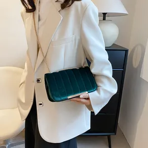 Detailaufnahme der gesteppten Samttasche mit Goldbesatz und eleganter Metallkette