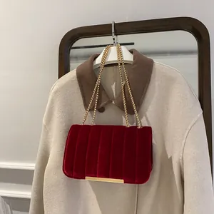 Details der burgunderroten Samt-Umhängetasche mit Steppung und goldener Kette