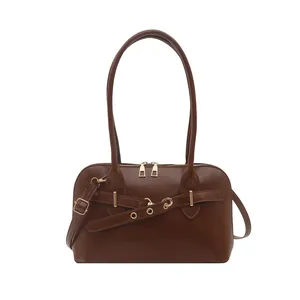 Elegante braune Handtasche in Muschelform mit verstellbarem Riemen und Goldakzenten