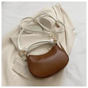 Détail du sac à bandoulière demi-lune marron foncé avec sangle et fermeture dorée