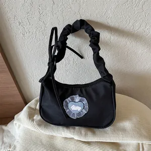 Sac bandoulière Y2K noir avec anse froncée et écusson lapin cœur en dentelle sur tissu
